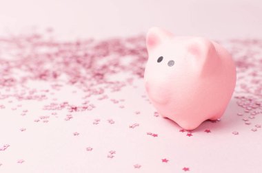 Seramik oyuncak pembe domuz sembolü yeni yıl ve holografik glitter konfeti form yıldız pembe arka plan kopya alanı düz yatıyordu. Dekorasyon şenlikli dekor kutlama Xmas tatil