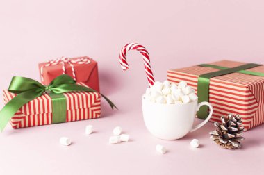 Marshmallow Candy Cane hediye kutuları ile pembe arka plan düz yatıyordu kış geleneksel içecek yiyecek şenlikli dekor Noel yılbaşı Tarih yeşil şerit ile beyaz kupa Xmas tatil sunar.
