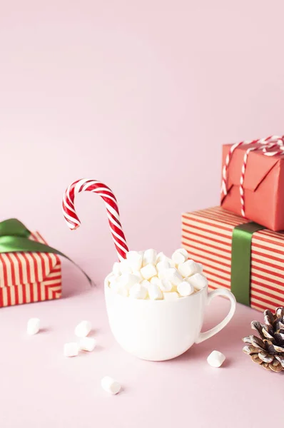 White Mug Marshmallows Candy Cane Gifts Boxes Green Ribbon Pink — Stock Photo, Image