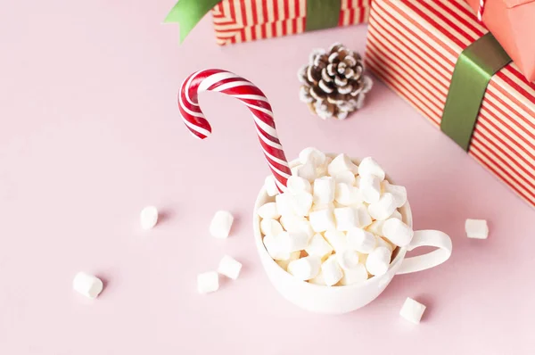 White Mug Marshmallows Candy Cane Gifts Boxes Green Ribbon Pink — Stock Photo, Image