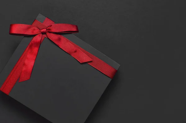 Black Gift Box Red Ribbon Dark Background Top View Flat — Stock Photo, Image