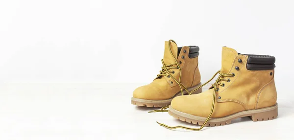 黄色的人的工作靴子从天然的磨砂皮革在木白色背景 时尚休闲鞋 青年风格 广告的概念秋冬鞋 — 图库照片