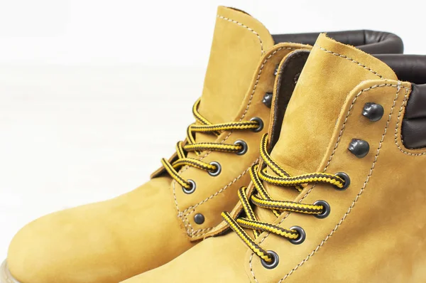 Närbild Gul Mäns Arbete Boots Från Naturliga Nubuckskinn Trä Vit — Stockfoto