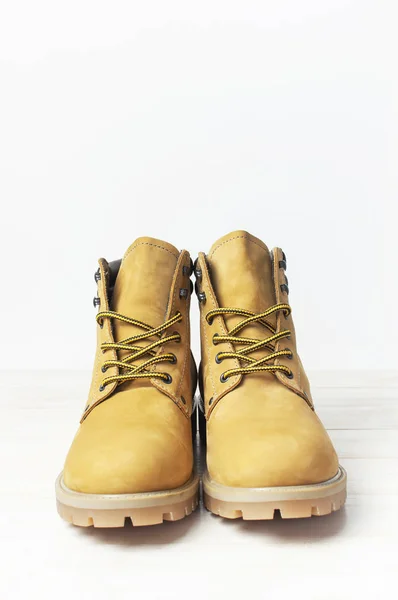 Μπότες Ανδρικά Κίτρινο Εργασίας Από Φυσικό Nubuck Δέρμα Ξύλινο Άσπρο — Φωτογραφία Αρχείου