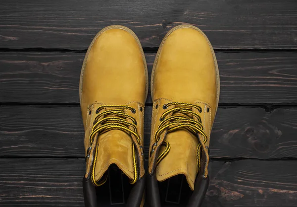 Κίτρινο Αντρικές Μπότες Εργασίας Από Φυσικό Nubuck Δέρμα Σκούρο Φόντο — Φωτογραφία Αρχείου