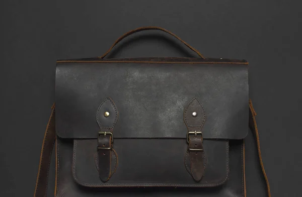Модная Концепция Brown Leather Men Bag Black Background Top View — стоковое фото