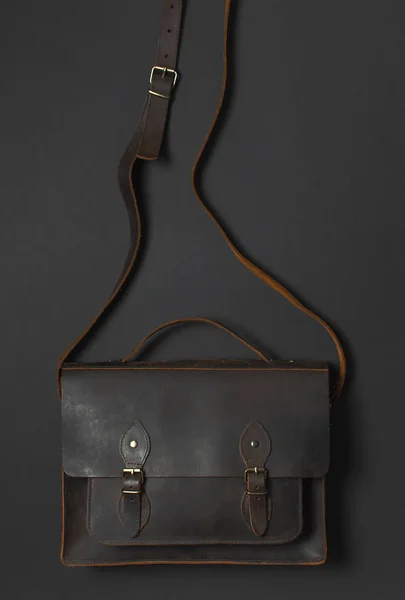 Модная Концепция Brown Leather Men Bag Black Background Top View — стоковое фото