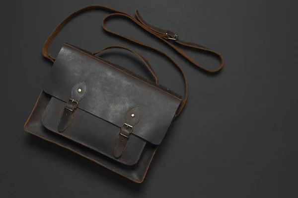 Concept Mode Sac Cuir Marron Pour Homme Sur Fond Noir — Photo