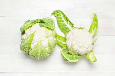 Taze çiğ karnabahar rustik beyaz ahşap zemin üstüne düz yatıyordu kopya alanı görüntüleyin. Yemek, sağlıklı sağlıklı gıda, sebze, diyet kavramı