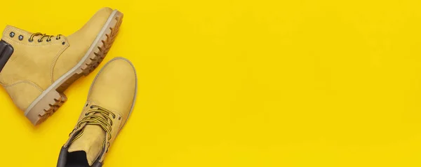 Modisches Konzept Gelbe Männerarbeitsstiefel Aus Naturbelassenem Nubukleder Auf Leuchtend Gelbem — Stockfoto