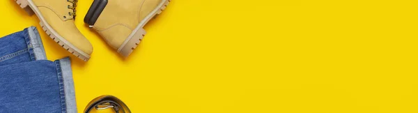 Koncepcja Modne Swetry Męskie Obuwie Robocze Żółty Naturalnego Nubuku Niebieskie — Zdjęcie stockowe