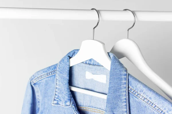 Chaqueta Mezclilla Azul Percha Madera Blanca Una Varilla Contra Pared — Foto de Stock