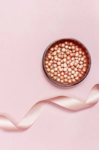 Abbronzatura Colorata Bagliore Viso Perle Arrossire Nastro Rosa Uno Sfondo — Foto Stock