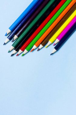 Renkli kalemler mavi arka plan en iyi görünüm düz kopya alanı ile yatıyordu. Ahşap renkli kalemler, çizim nesneleri yaratıcılık için için okul yakın çekim sağlar. Geri okul kavramı