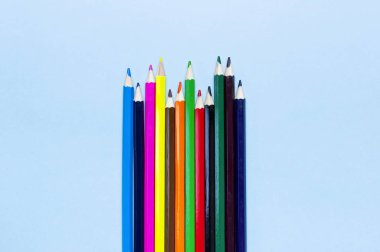 Renkli kalemler mavi arka plan en iyi görünüm düz kopya alanı ile yatıyordu. Ahşap renkli kalemler, çizim nesneleri yaratıcılık için için okul yakın çekim sağlar. Geri okul kavramı