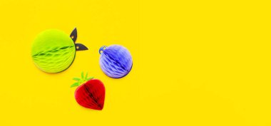 Düz yatıyordu parlak tropikal meyve kağıt, çilek, ananas, elma, Erik üstünde sarı arka plan üstten görünüm Kopyala yer. Minimalist yaratıcı yaz gıda kavramı, origami kağıt meyve