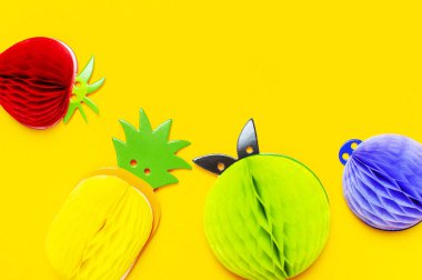 Düz yatıyordu parlak tropikal meyve kağıt, çilek, ananas, elma, Erik üstünde sarı arka plan üstten görünüm Kopyala yer. Minimalist yaratıcı yaz gıda kavramı, origami kağıt meyve