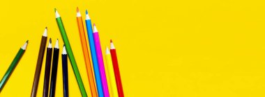 Parlak sarı arka plan en iyi görünüm düz renkli kalemler kopya alanı ile yatıyordu. Ahşap renkli kalemler, çizim nesneleri yaratıcılık için için okul yakın çekim sağlar. Geri okul kavramı