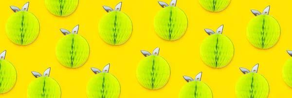 Padrão de verão criativo maçã verde doce brilhante de papel no fundo amarelo Plano colocar espaço de cópia vista superior. Conceito de comida minimalista, fruta de papel origami. Fundo da Apple — Fotografia de Stock