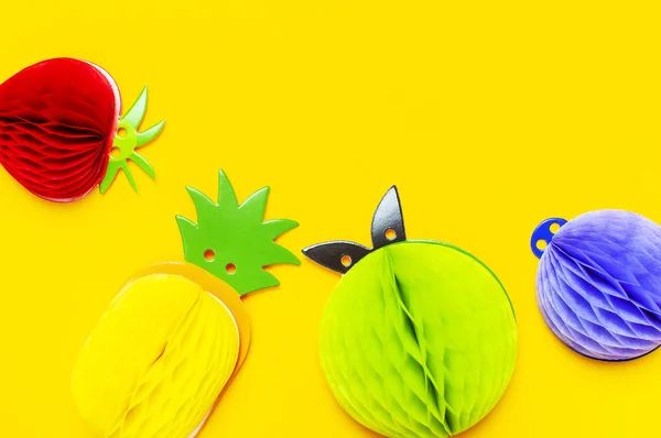Mieszkanie świeckich jasnych owoców tropikalnych z papieru, truskawka, ananas, jabłko, śliwki na żółtym tle widok z góry kopia miejsce. Minimalistyczne kreatywnych lato jedzenie koncepcja, owoc papier origami — Zdjęcie stockowe