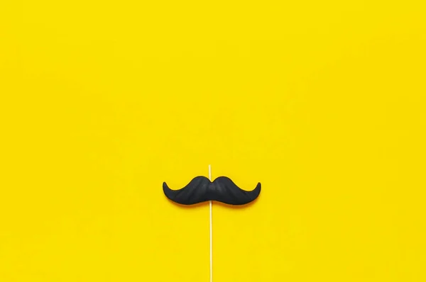 Moustache Noire Accessoires Pour Photomaton Carnaval Fêtes Sur Fond Jaune — Photo