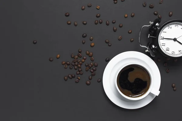 Lägenheten Låg Kopp Svart Kaffe Kaffebönor Svart Väckarklocka Grå Mörk — Stockfoto