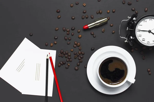 Επίπεδη Θέσει Φλιτζάνι Μαύρο Καφέ Κόκκους Καφέ Μαύρο Ρολόι Συναγερμών — Φωτογραφία Αρχείου
