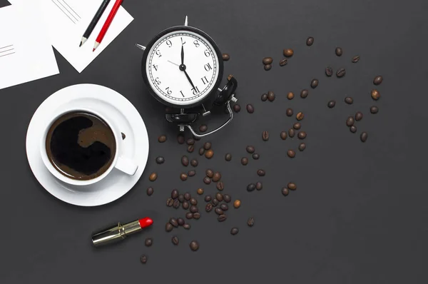 Επίπεδη Θέσει Φλιτζάνι Μαύρο Καφέ Κόκκους Καφέ Μαύρο Ρολόι Συναγερμών — Φωτογραφία Αρχείου