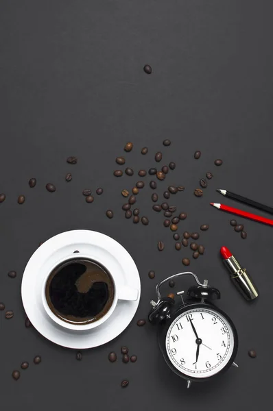 Μαύρη Επίπεδη Lay Φλιτζάνι Καφέ Κόκκους Καφέ Μαύρο Ρολόι Συναγερμών — Φωτογραφία Αρχείου