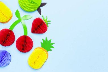 Düz yatıyordu parlak tropikal meyve kağıt, çilek, kiraz, ananas, elma, Erik üstünde mavi arka plan üstten görünüm Kopyala yer. Minimalist yaratıcı yaz gıda kavramı, origami kağıt meyve