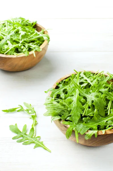 Färska Gröna Ruccola Blad Träskål Rucola Sallad Vit Trä Rustik — Stockfoto