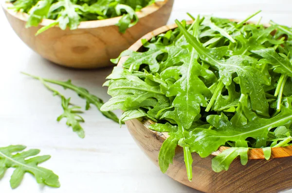 Färska Gröna Ruccola Blad Träskål Rucola Sallad Vit Trä Rustik — Stockfoto