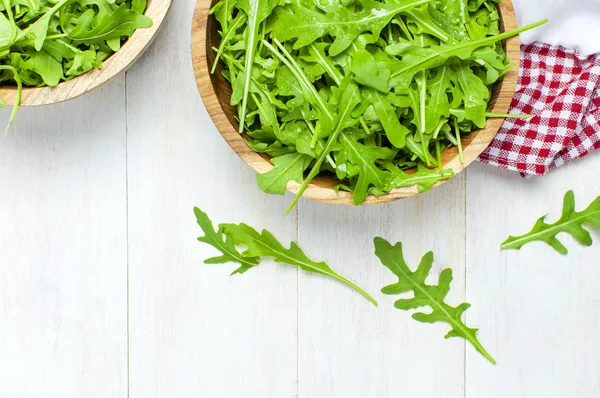 Färska Gröna Ruccola Blad Träskål Rucola Sallad Vit Trä Rustik — Stockfoto