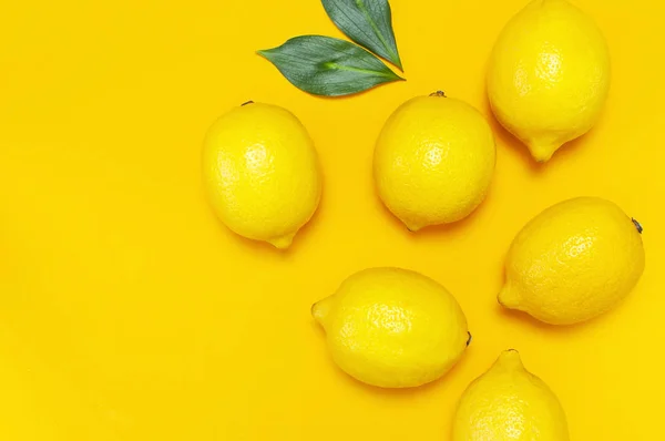 Olgun Sulu Limon Parlak Sarı Zemin Üzerine Yeşil Yaprakları Limon — Stok fotoğraf