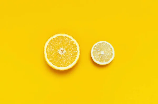 Olgun Sulu Limon Parlak Sarı Arka Plan Üzerinde Turuncu Limon — Stok fotoğraf