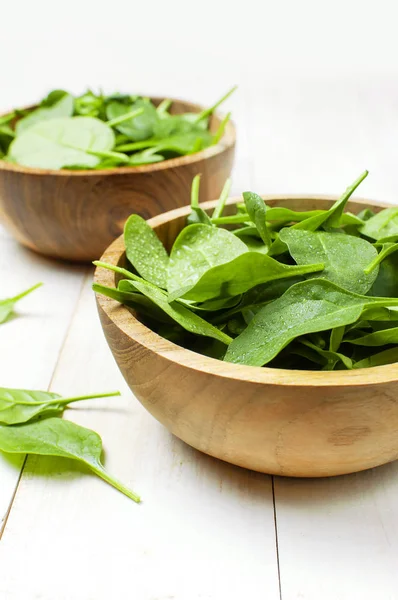 Färsk Grön Spenat Blad Träskål Vit Trä Rustik Bakgrund Selektivt — Stockfoto