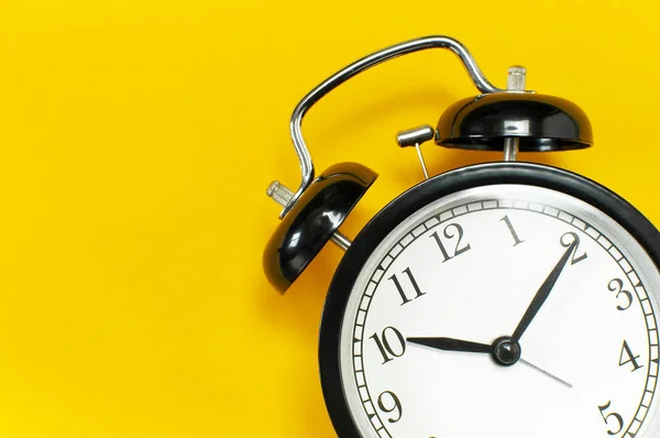 Reloj Despertador Retro Negro Con Vista Superior Fondo Amarillo Espacio — Foto de Stock