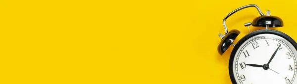 노란색 평면에 레트로 공간에 놓는다 최소한의 아침의 — 스톡 사진