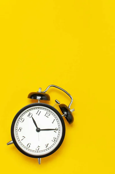 Reloj Despertador Retro Negro Con Vista Superior Fondo Amarillo Espacio — Foto de Stock