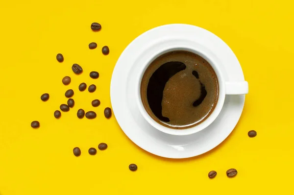 Επίπεδη Lay Φλιτζάνι Μαύρο Καφέ Και Κόκκους Καφέ Κίτρινο Φόντο — Φωτογραφία Αρχείου