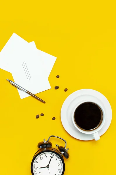 Flache Tasse Schwarzer Kaffee Kaffeebohnen Schwarzer Wecker Stifte Weiße Karten — Stockfoto