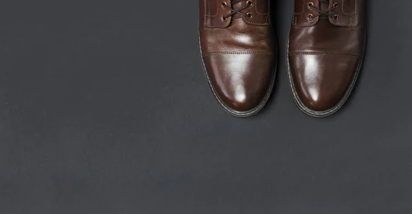 Zapatos Hombre Clásicos Cuero Marrón Sobre Fondo Gris Negro Vista — Foto de Stock