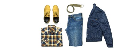 Düz set erkek casual giyim yatıyordu, ceket kot kareli gömlek sarı nubuk ayakkabılar beyaz arka plan üzerinde üstten görünüm izole öğeleri bağla. Erkek moda, dinlenme, seyahat, satış kavramı için giyim.