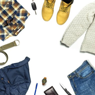 Düz set erkek casual giyim yatıyordu, ceket kot kareli gömlek örme kazak sarı nubuk Ayakkabı Bilek seyretmek cüzdan araba anahtarları izole öğeleri beyaz arka plan üzerinde üstten görünüm bağlayın. Erkek moda.