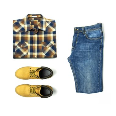 Düz yatıyordu set erkek casual giyim, mavi jeans, kareli gömlek, sarı nubuk ayakkabı, beyaz arka plan üstten görünüm metin için yer ile izole kayış öğeler. Erkek moda, istirahat, seyahat için giyim