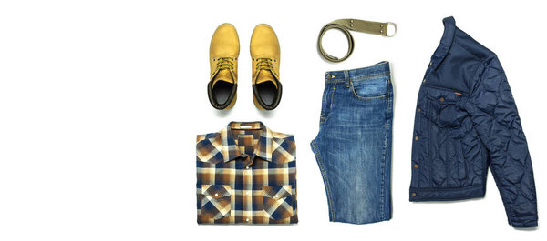 Плоский набор Мужская повседневная одежда, куртка синие джинсы клетчатая рубашка желтые ботинки nubuck ремень изолированные предметы на белом фоне вид сверху. Мужская мода, одежда для отдыха, путешествия, концепция продаж
.