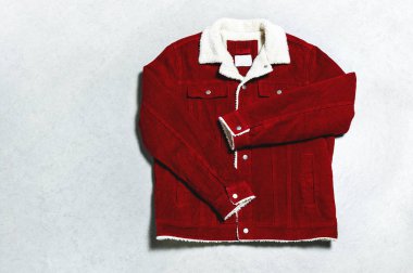 Kırmızı kadife erkek ceket gri arka plan üzerine düz yatıyordu kopya alanı görüntüleyin. Erkek moda, kış sonbahar bahar ceket, gençlik hipster kıyafetler, şık şey, denim moda ceket, mağaza satış konsepti
