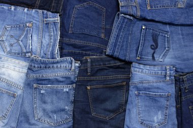 Farklı kot üstten görünüm düz dizi yatıyordu. Güzel mavi jeans detayını. Kot doku veya kot arka plan. Trend Giyim. Kot pantolon, moda arka plan, giyim konsept topluluğu.