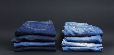 Çeşitli kot siyah arka plan üzerine yığını. Güzellik ve moda, giyim kavramı. Güzel mavi jeans detayını. Kot doku veya kot arka plan. Kot pantolon koleksiyonu