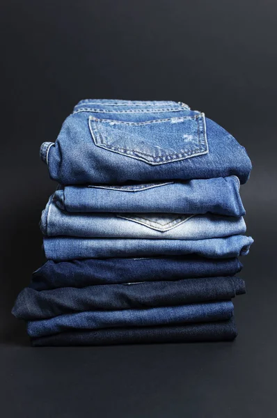 Stapel Verschiedener Blue Jeans Auf Schwarzem Hintergrund Schönheit Und Mode — Stockfoto